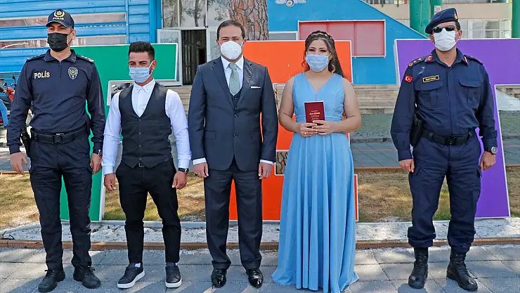 Kovid-19 tedbirlerine katılan Fethiye Kaymakamı Eyüp Fırat, yeni evlenen çifte maske hediye etti