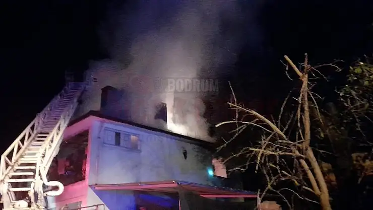 Köyceğiz'de Bacadan Çıkan Yangın Evi Yaktı