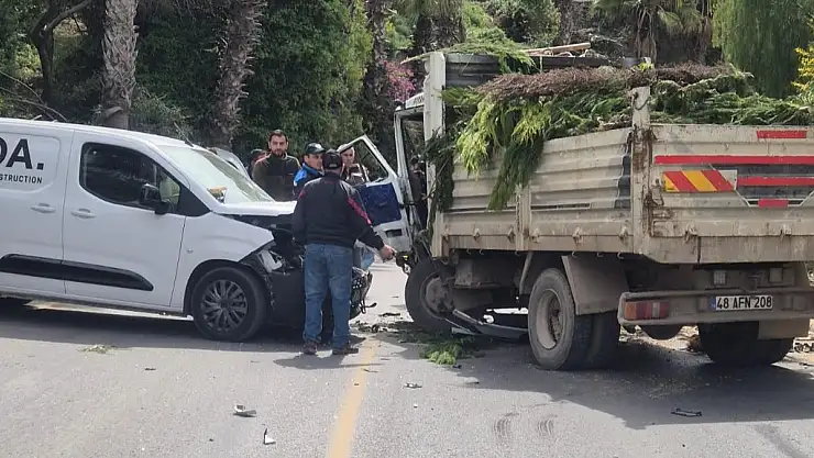 Koyunbaba'da Kamyon ile Hafif Ticari Araç Çarpıştı: 1 Yaralı