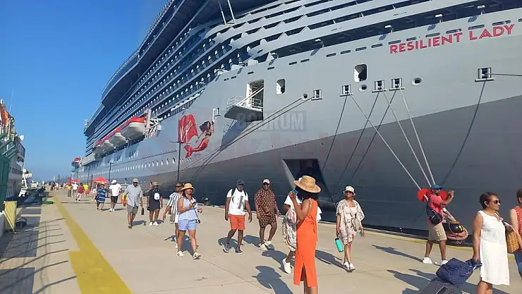 Kruvaziyer 'Resilient Lady' ile Bodrum'a 1372 turist geldi