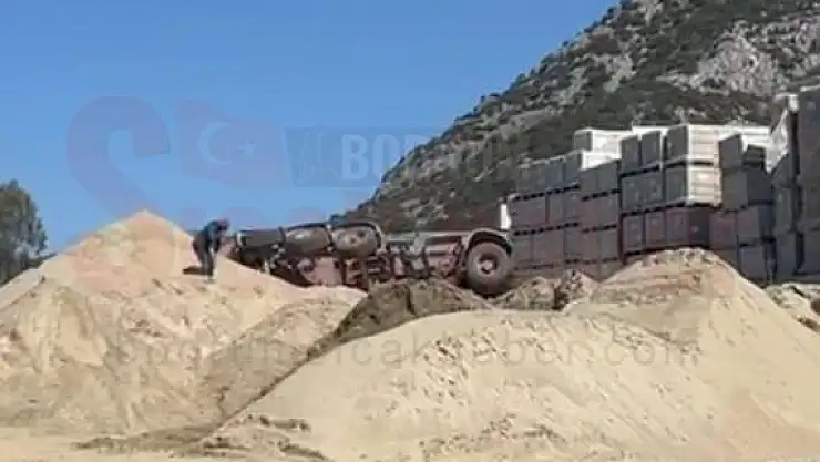 Kum Döken Tır Devrildi