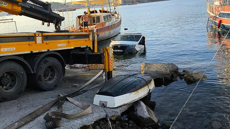 Kumbahçe'de çekici denize gömüldü