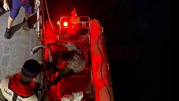 Lastik bottaki 16 düzensiz göçmen kurtarıldı