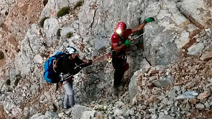 Mahsur Kalan Paraşütçü Kurtarıldı