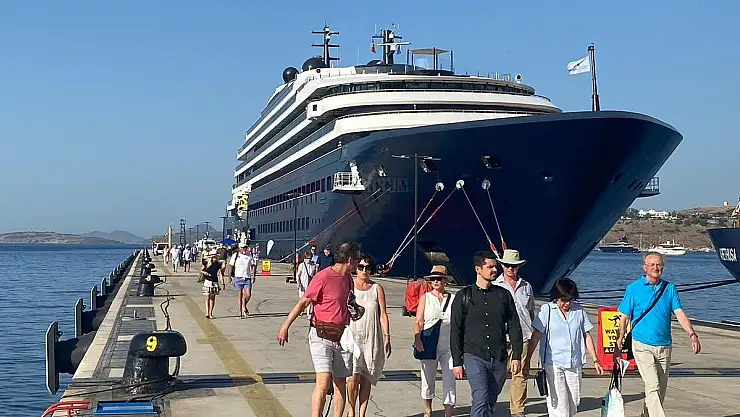 Malta Bayraklı 190 Metrelik Gemisi 'Evrima', Bodrum Limanına Demirledi.