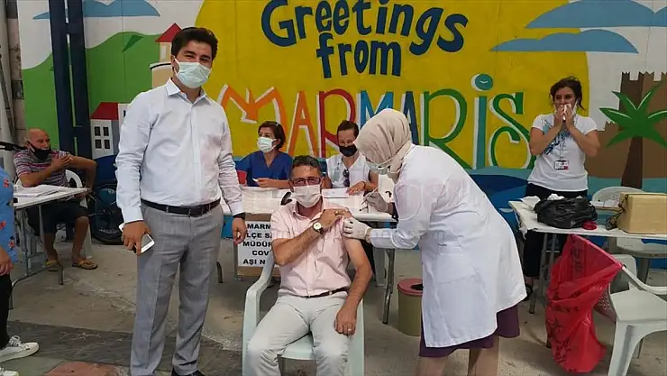 Marmaris Kapalı Çarşı'da kurulan mobil aşı merkezi hizmet vermeye başladı