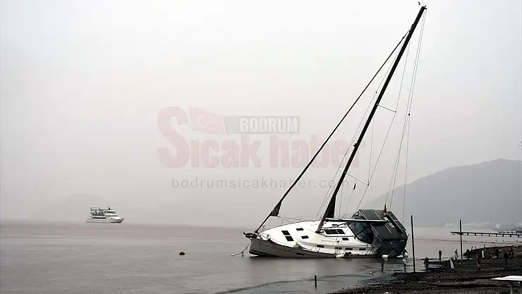 Marmaris'te etkili olan sağanak nedeniyle ev ve iş yerlerini su bastı