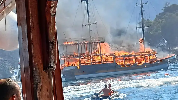 Marmaris'te Korkutan Yangın: Gezi Teknesi Alevler İçinde Kaldı