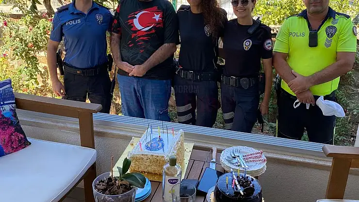 Mental Engelli Genç'e Polisten Doğum Günü Sürprizi