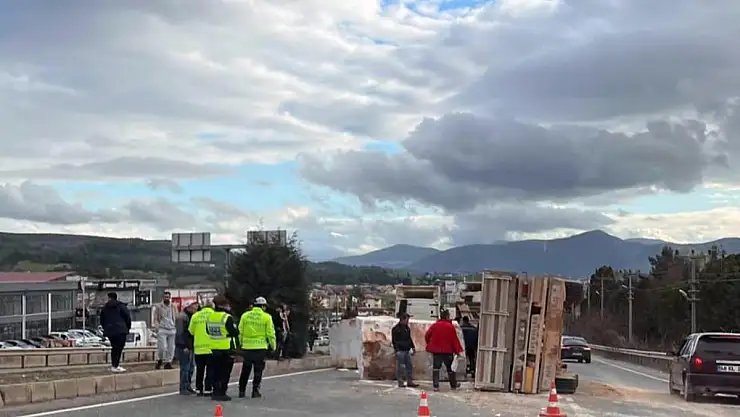 Mermer Blok Taşıyan Tır'ın Dorsesi Karayoluna Devrildi