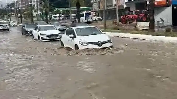 Milas'ta Kısa Süreli Sağanak Yağış Hayatı Olumsuz Etkiledi