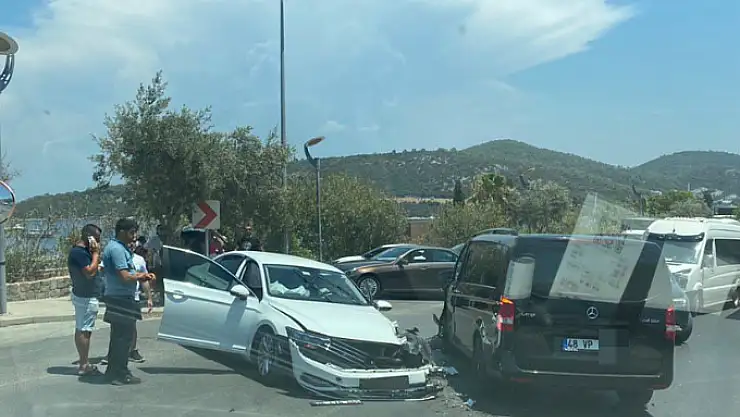 Minibüs Otomobille Çarpıştı, 1 Yaralı