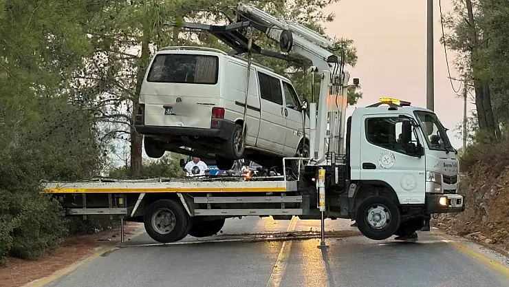 Minibüs yan yattı ! Sürücü olay yerinden kaçtı !
