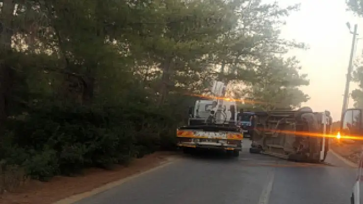 Minibüs yan yattı ! Sürücü olay yerinden kaçtı !