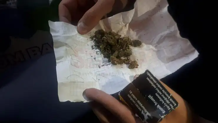 Motorunu polisin üzerine sürdü, yakalanınca 'torbacı' olduğu ortaya çıktı