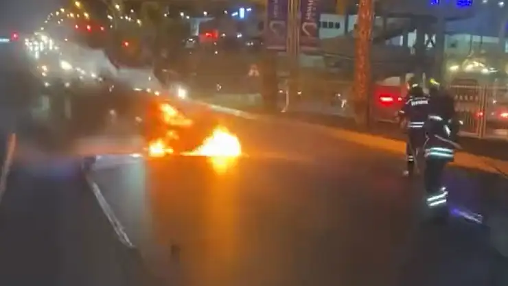 Motosiklet alev aldı sürücü son anda kurtuldu