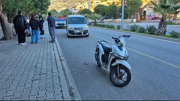 Motosiklet manevra yapan araca çarptı