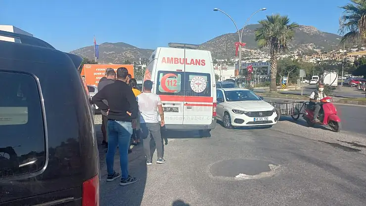 Motosiklete Çarpıp Sürücüyü Yaralayan Araç, Olay Yerinden Kaçtı