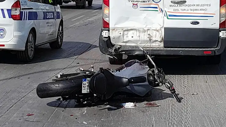 Motosikletli Genç Dolmuşa Çarpıp Yaralandı