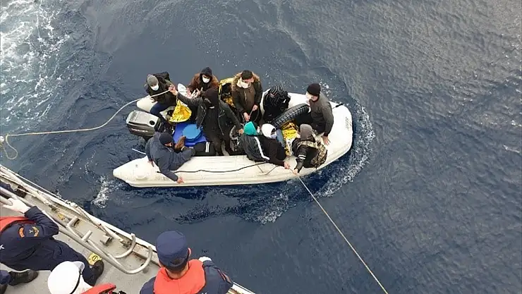 Muğla açıklarında Türk kara sularına itilen 11 düzensiz göçmen kurtarıldı