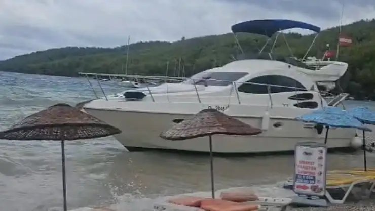 Muğla sahillerinde lodos ve sağanak alarmı: akbük'te tekne karaya vurdu