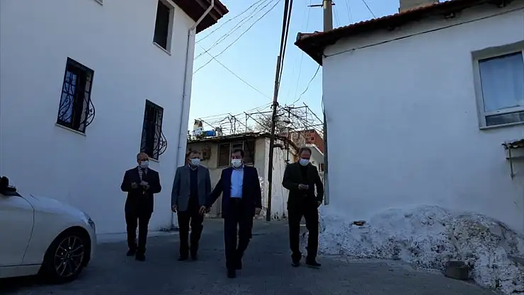 Muğla Valisi Orhan Tavlı, salgından olumsuz etkilenen aileleri ziyaret ediyor