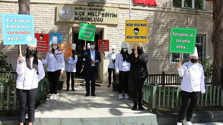 Muğla'da aşçılık öğrencileri sokaklarda Türkçe ve İngilizce dövizlerle maske uyarısında bulundu