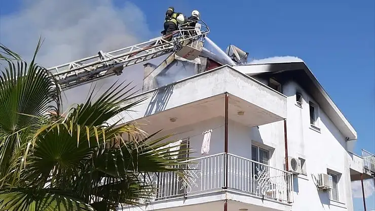 Muğla'da çıkan yangında bir evin çatısı katı kullanılamaz hale geldi