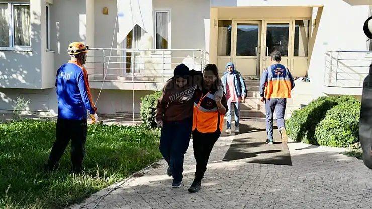 Muğla'da 'Deprem Anı, Çök-Kapan-Tutun Ve Tahliye Tatbikatı' Düzenlendi