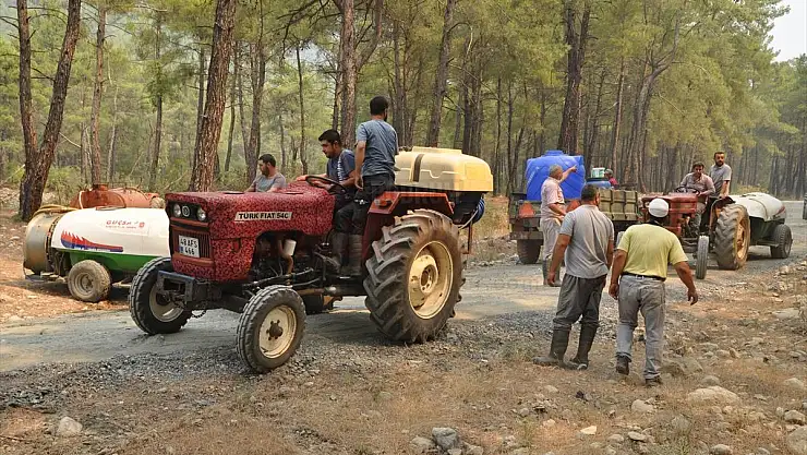 Muğla'daki orman yangınının söndürülmesine mahalle sakinleri traktörlerle destek verdi