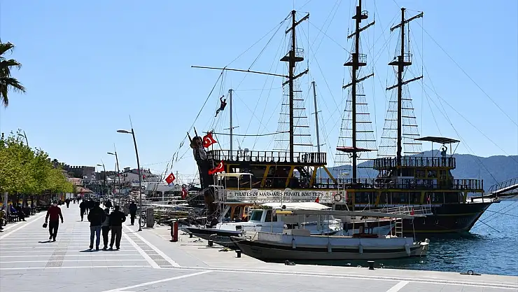 Muğlanın Turizm ilçelerinde vatandaşlar sahilin ve güneşli havanın keyfini çıkarıyor