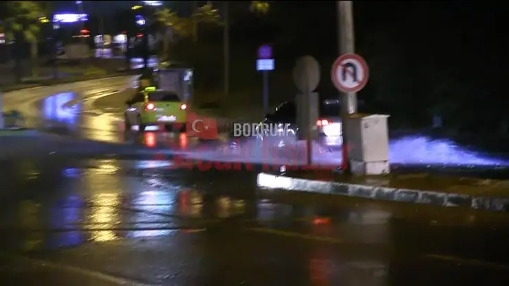 MUSKİ' ye Ait Su Deposu Patlamasıyla    Karayolun' da Sel Oldu