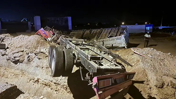 Nar yüklü tır şarampole devrildi
