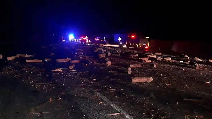 Odun Yüklü Tır İle Otomobil Devrildi: 4 Yaralı