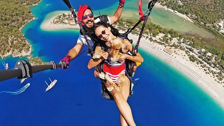 Ölüdeniz'in eşsiz manzarasında köpeği 'Yager' ile yamaç paraşütü yaptı