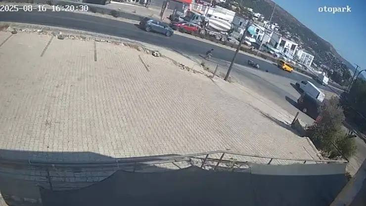 Önce araca çarptı sonra kaçtı !