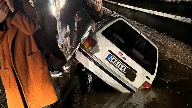 Önlem Alınmayan Yolda Araç Çukura Düştü