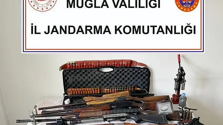 Operasyonda Ruhsatsız Silahlar Ele Geçirildi