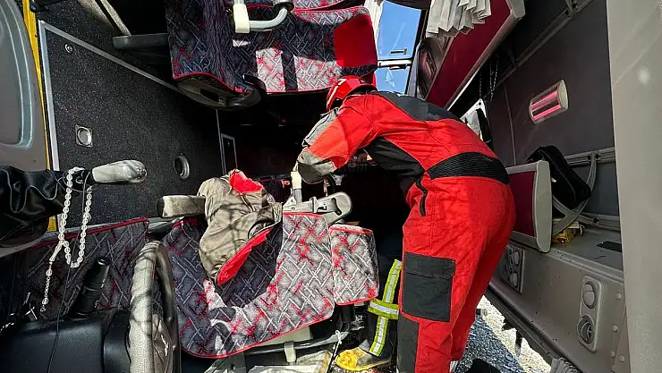 Otel Personel Servisi Otomobille Çarpıştı, Kazada 4 Kişi Yaralandı
