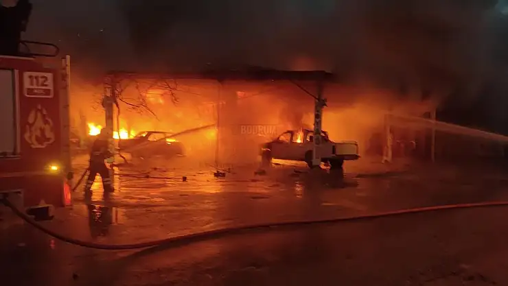 Oto Tamirhanesinde Çıkan Yangında 4 Araç ve İşyeri Küle Döndü