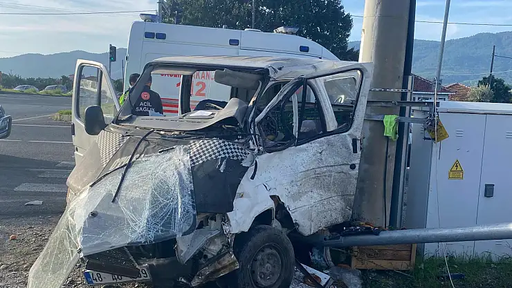 Otobüs ile minibüs çarpıştı  2 yaralı