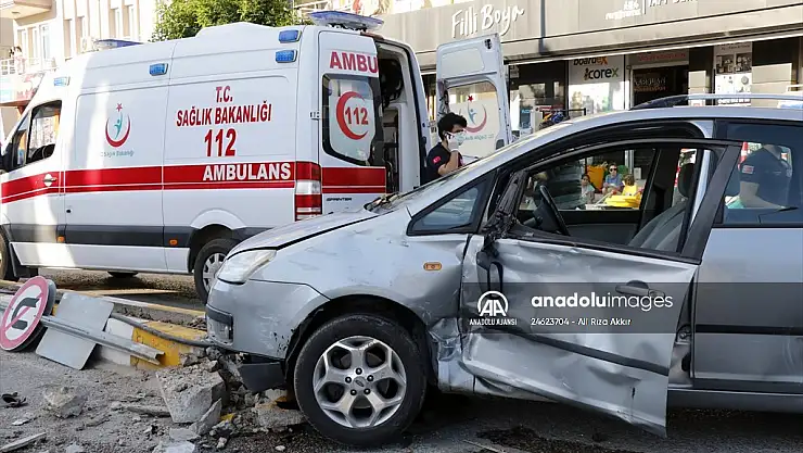 Otomobil ile minibüs çarpıştı: 7 yaralı