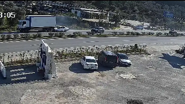 Otomobil Kamyona Arkadan Çarptı: Güvenlik Kamerası Görüntüleri Ortaya Çıktı