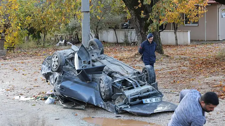 Otomobil Kazada Kağıt Gibi Ezildi: 3 Yaralı