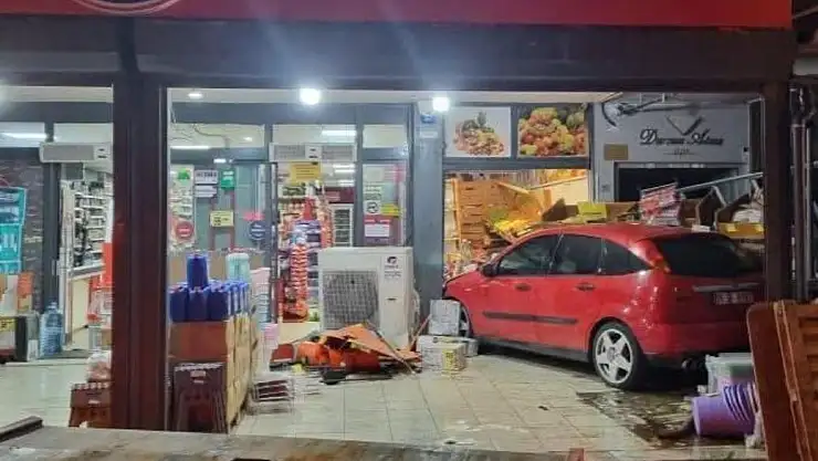 Otomobil Markete Daldı, Ezilmekten Son Anda Kurtuldu