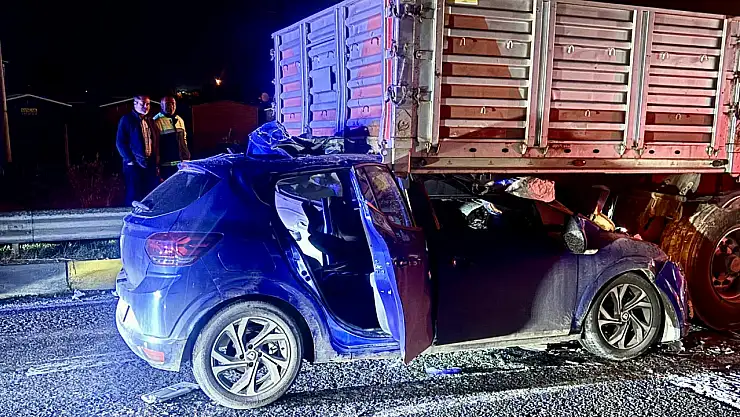 Otomobil tıra çarptı