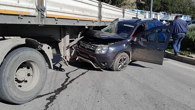 Otomobil Tırın Altında Kaldı