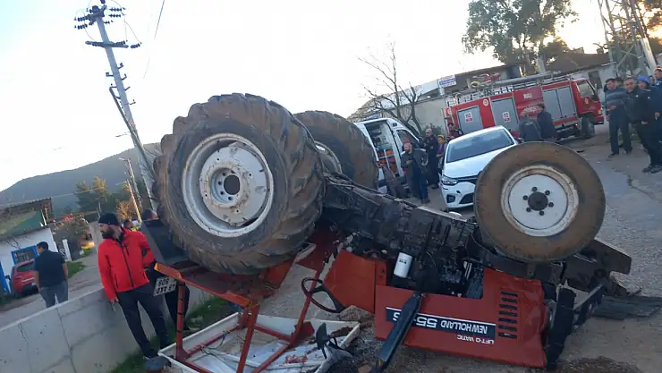 Otomobil traktöre çarptı 2 yaralı