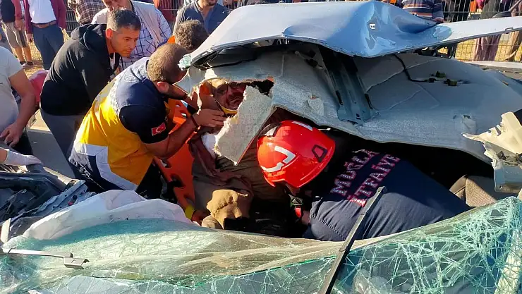 Otomobilde Sıkışan Yaralı İtfaiye Ekipleri Tarafından Kurtarıldı