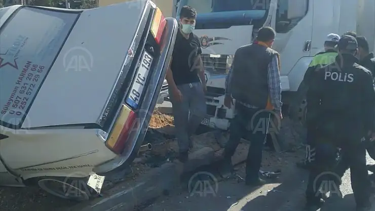 Otomobille kamyon çarpıştı:  3 yaralı